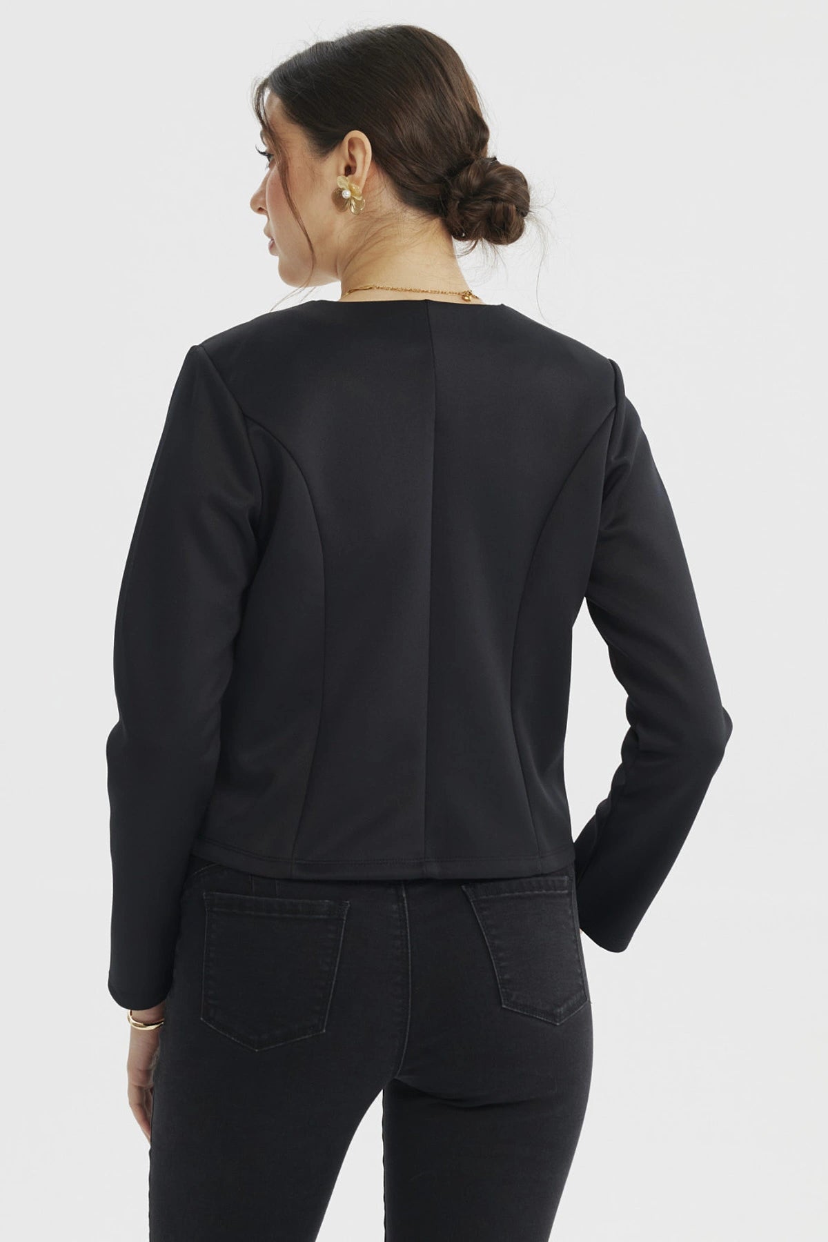 Blazer negro liso sin solapa para mujer con ajuste entallado y dos bolsillos frontales pequeños