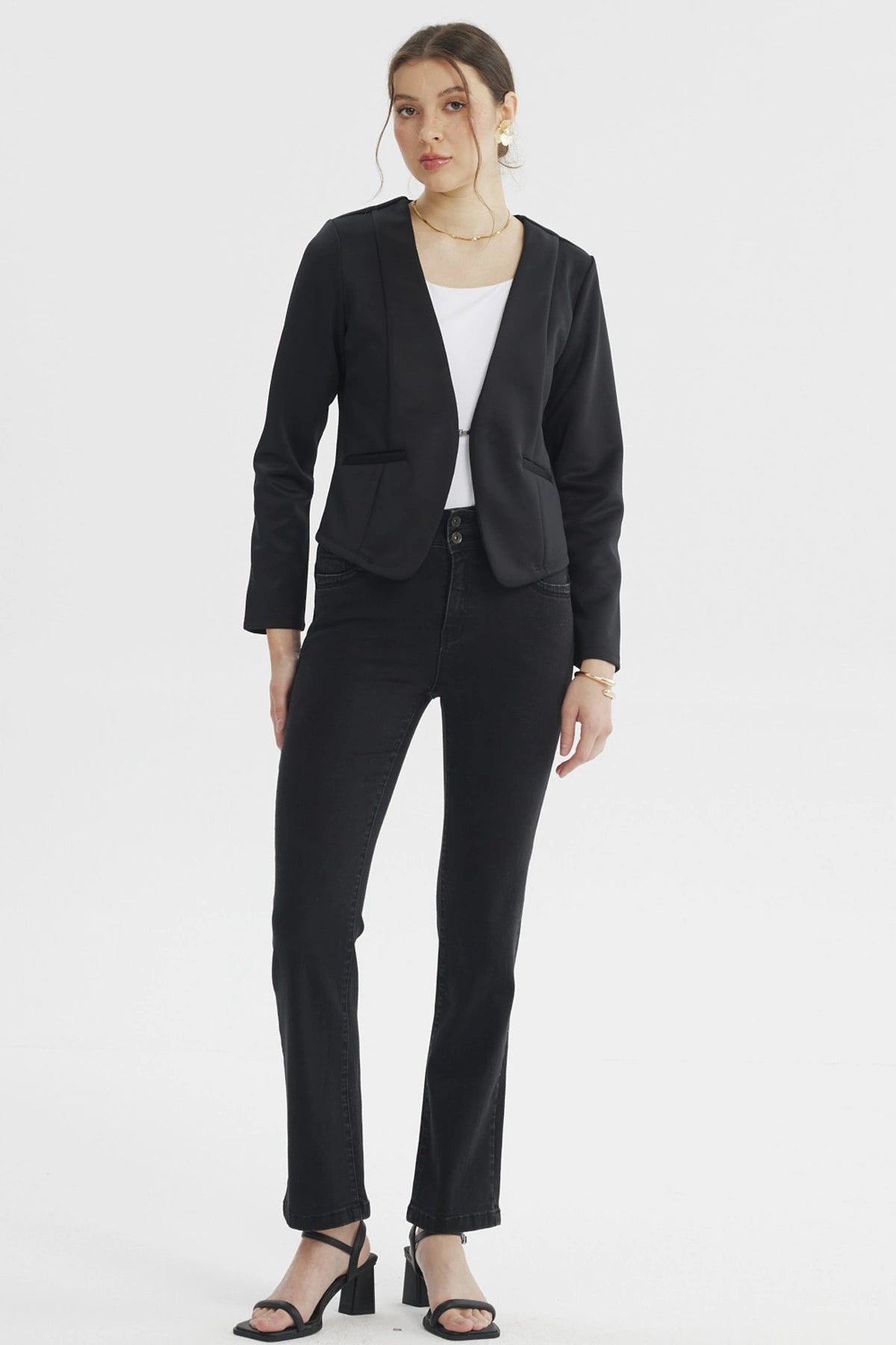 Blazer negro liso sin solapa para mujer con ajuste entallado y dos bolsillos frontales pequeños