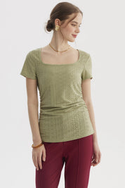 Polera mujer verde escote cuadrado con patrón calado estilo bohemio elegante sin estampa visible