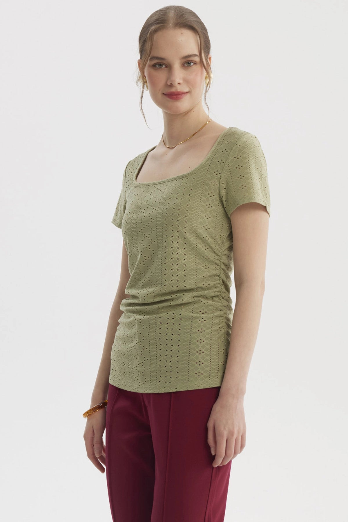 Polera mujer verde escote cuadrado con patrón calado estilo bohemio elegante sin estampa visible