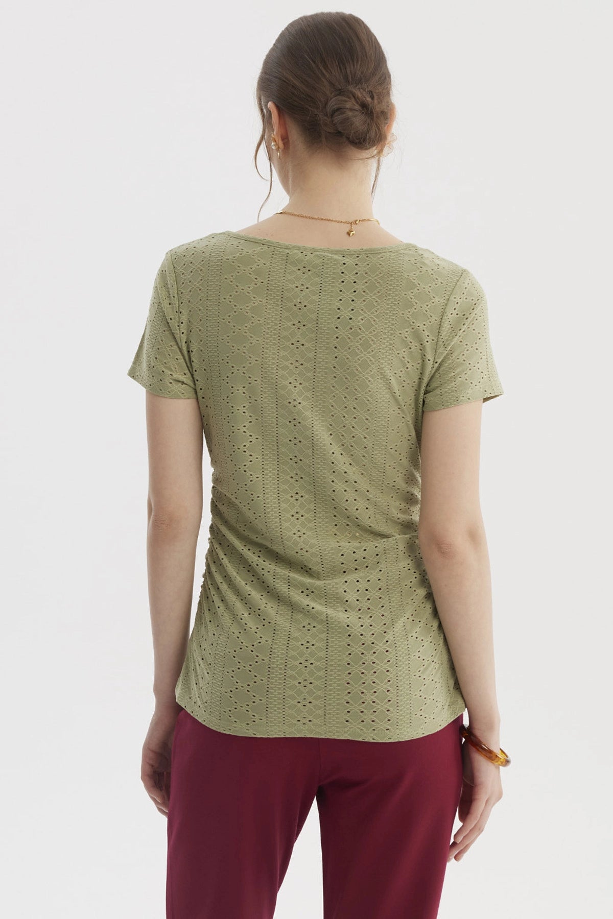 Polera mujer verde escote cuadrado con patrón calado estilo bohemio elegante sin estampa visible