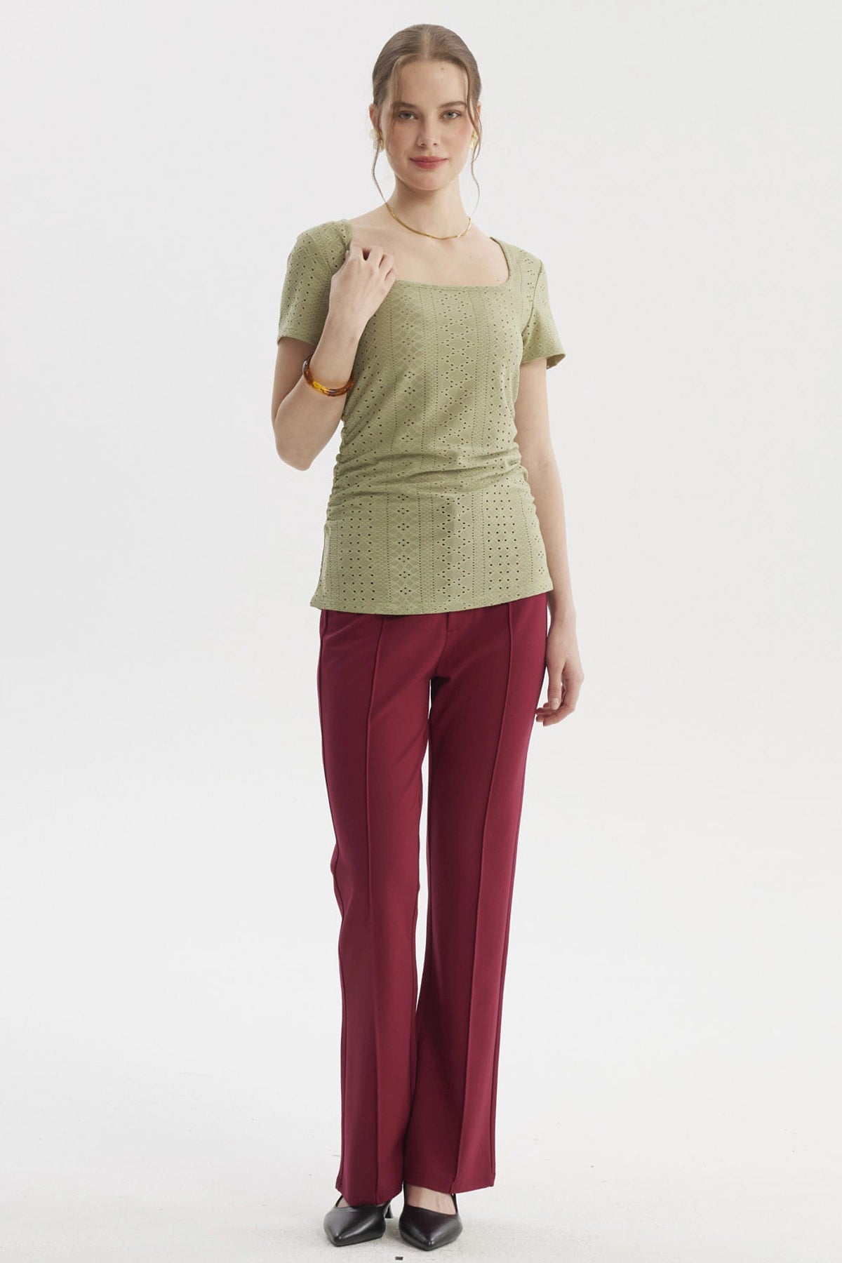 Polera mujer verde escote cuadrado con patrón calado estilo bohemio elegante sin estampa visible