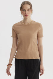 Polera lisa rib beige oscuro de mujer con textura acanalada y corte ajustado