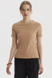 Polera lisa rib beige oscuro de mujer con textura acanalada y corte ajustado