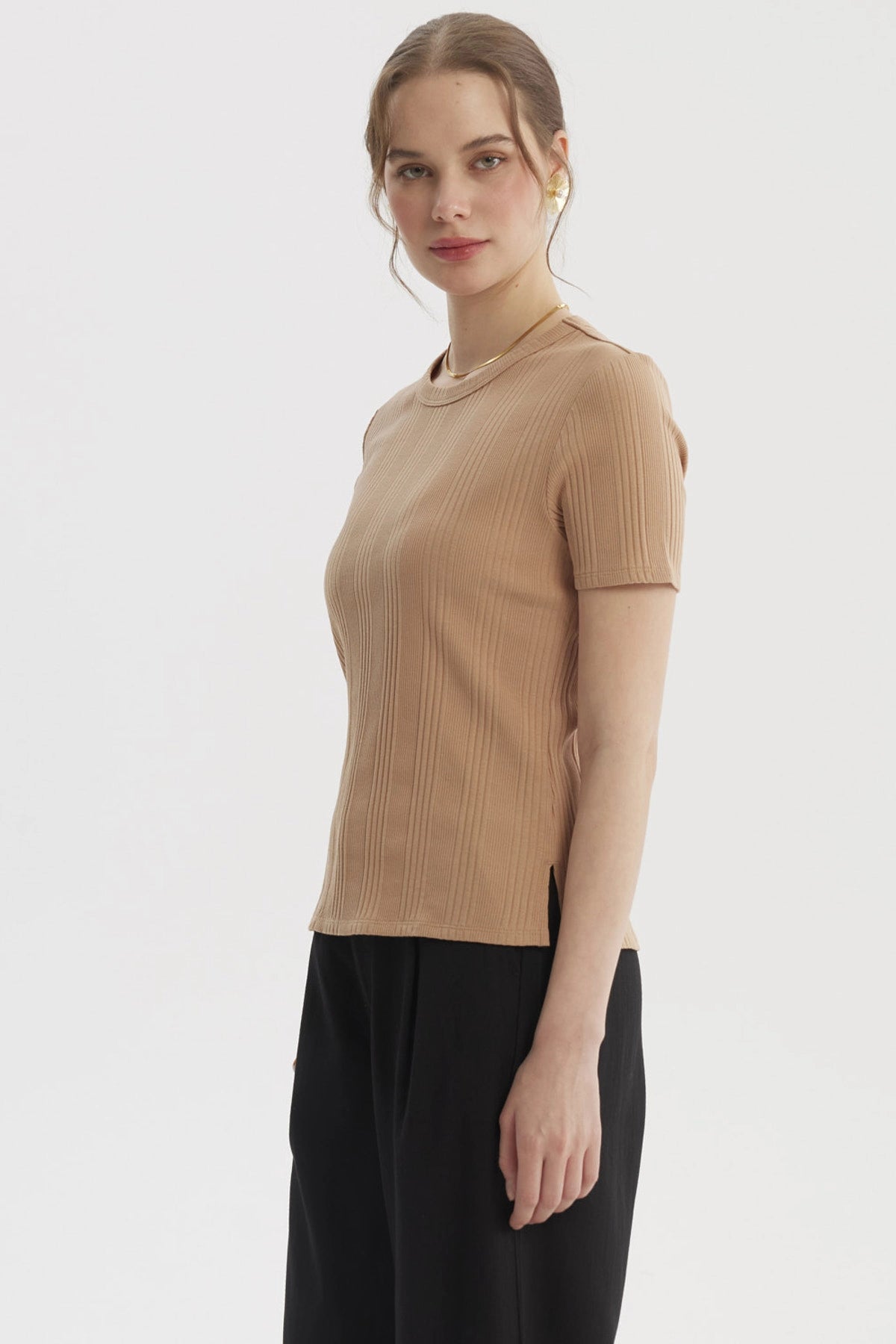 Polera lisa rib beige oscuro de mujer con textura acanalada y corte ajustado