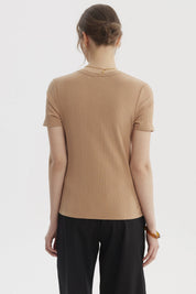 Polera lisa rib beige oscuro de mujer con textura acanalada y corte ajustado