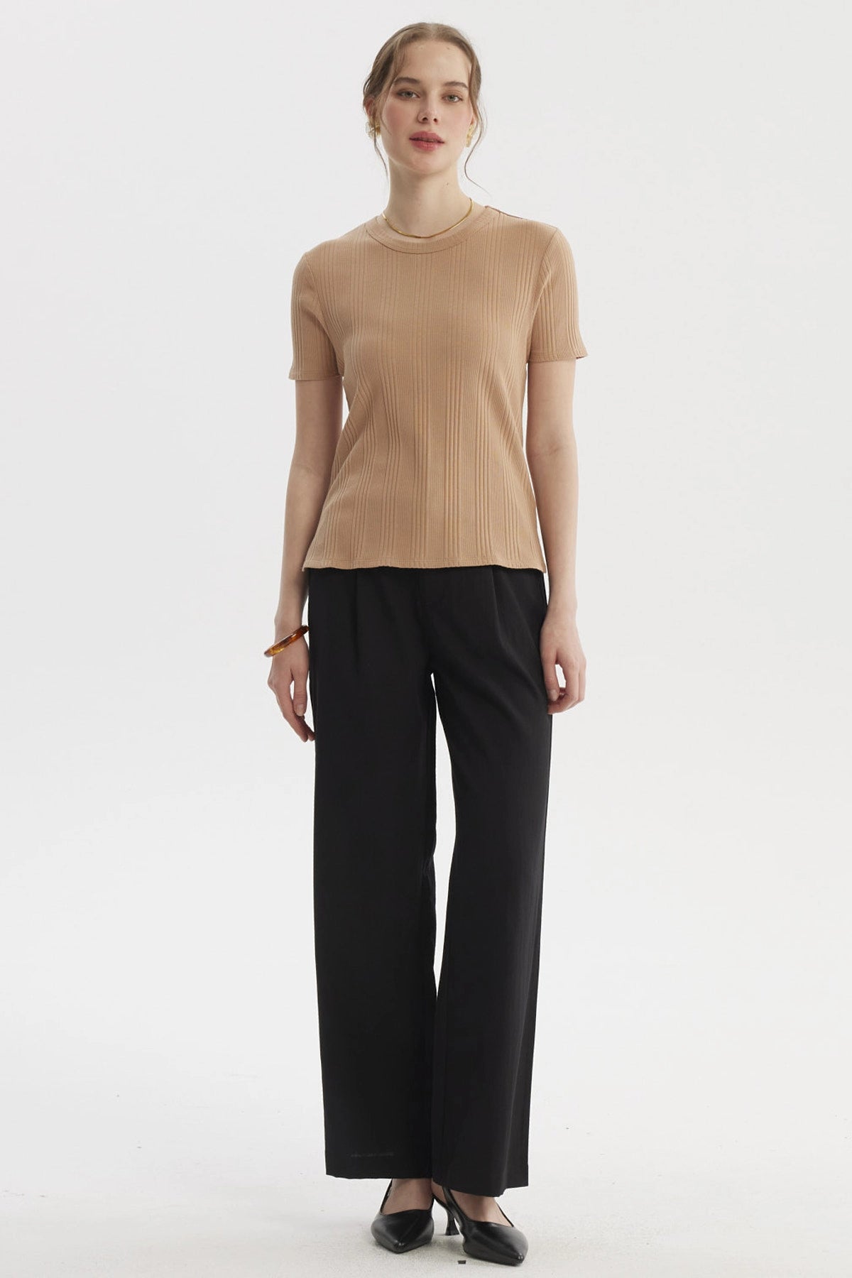 Polera lisa rib beige oscuro de mujer con textura acanalada y corte ajustado