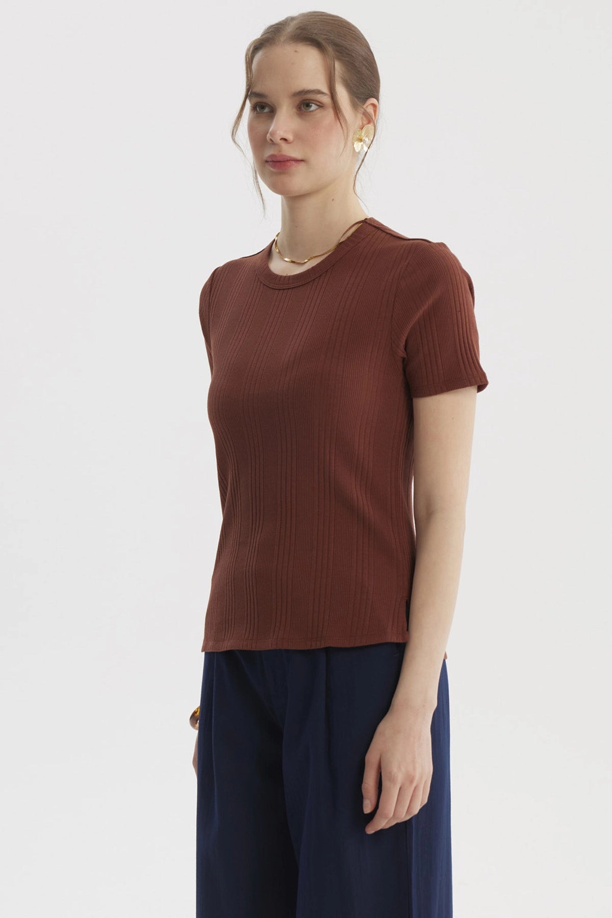 Polera mujer lisa café oscuro de manga corta y cuello redondo con textura rib para un look casual y cómodo