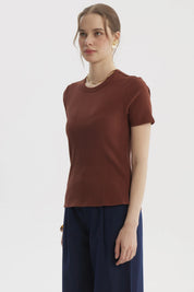 Polera mujer lisa café oscuro de manga corta y cuello redondo con textura rib para un look casual y cómodo