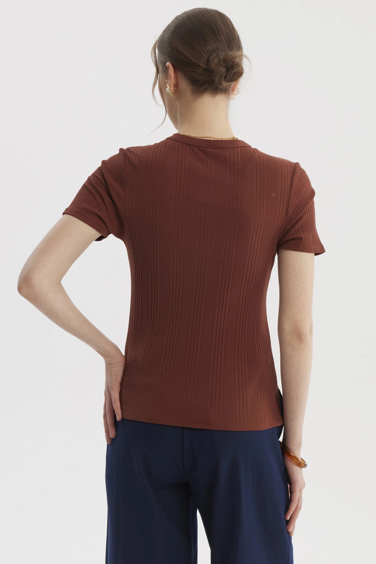 Polera mujer lisa café oscuro de manga corta y cuello redondo con textura rib para un look casual y cómodo