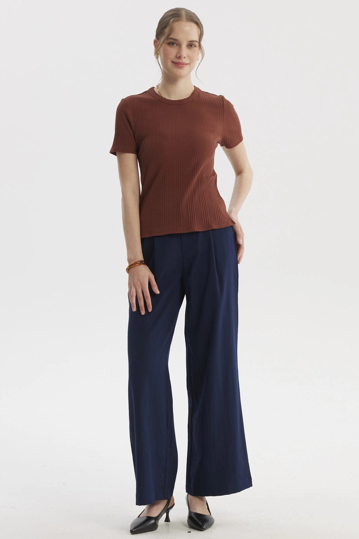 Polera mujer lisa café oscuro de manga corta y cuello redondo con textura rib para un look casual y cómodo