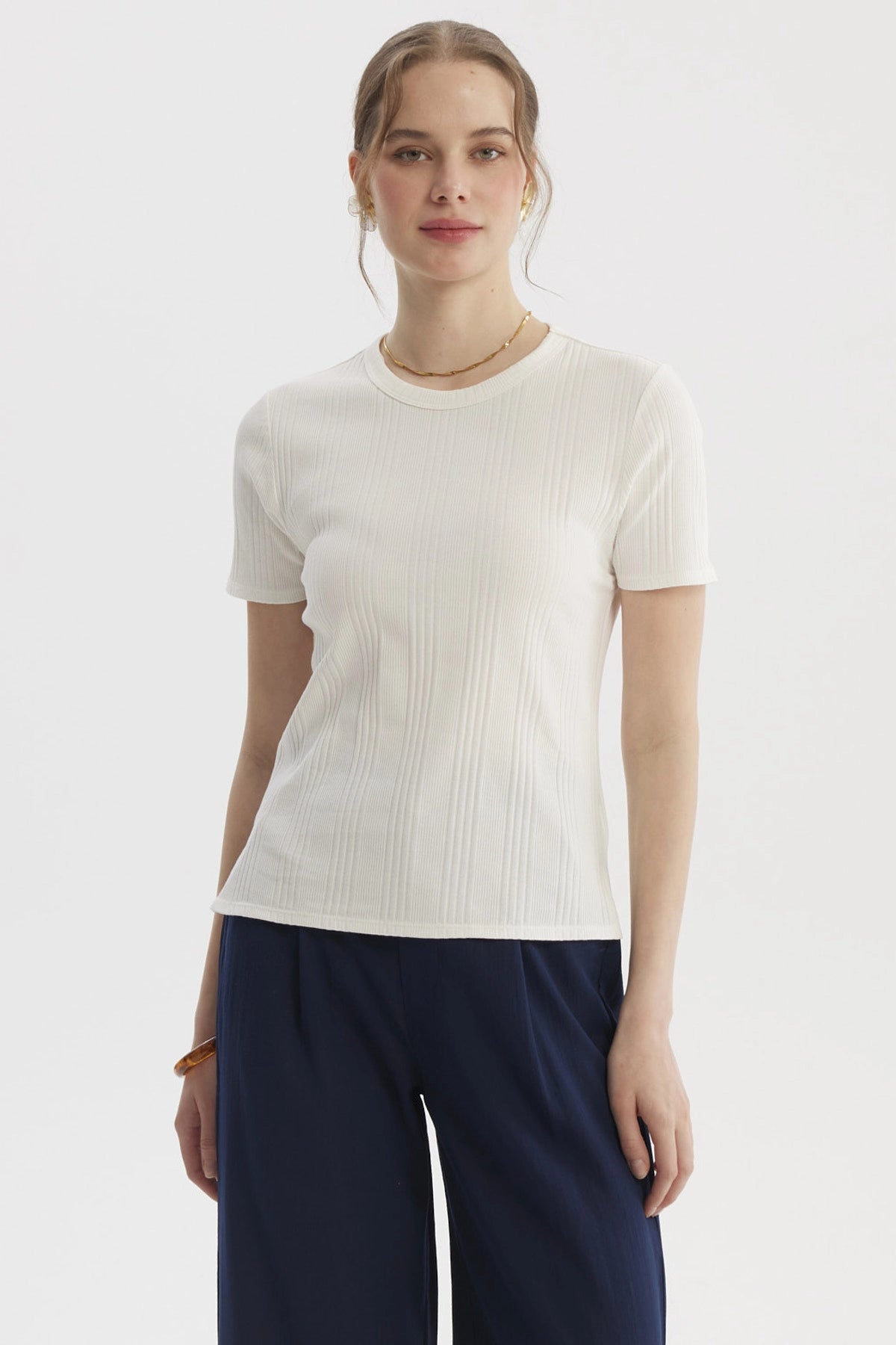 Polera lisa rib crudo para mujer de manga corta con textura de canalé