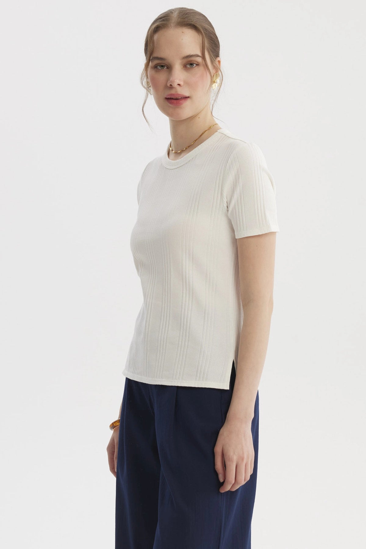 Polera lisa rib crudo para mujer de manga corta con textura de canalé