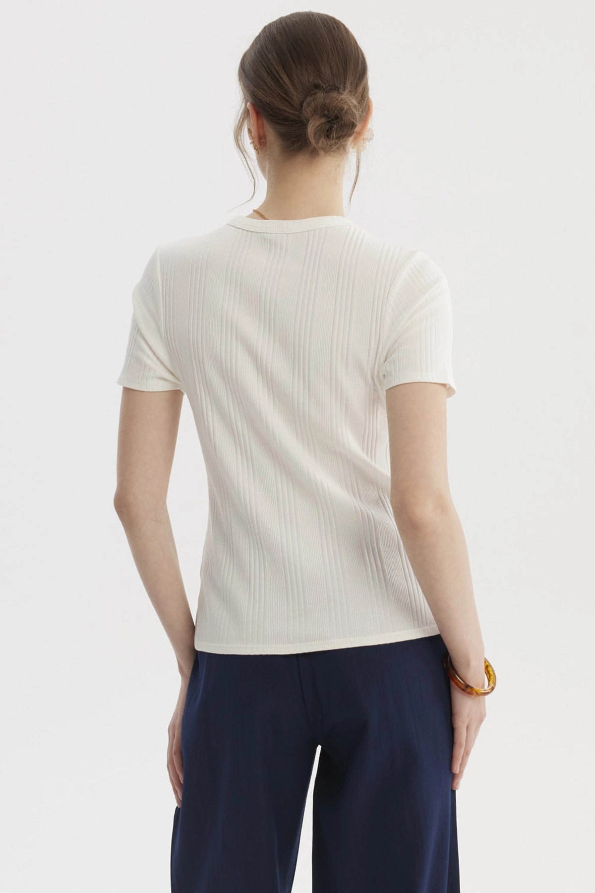 Polera lisa rib crudo para mujer de manga corta con textura de canalé