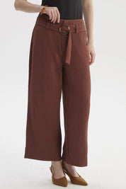Pantalón palazzo café oscuro con cinturón y hebilla grande sin estampa estilo elegante y relajado para mujer