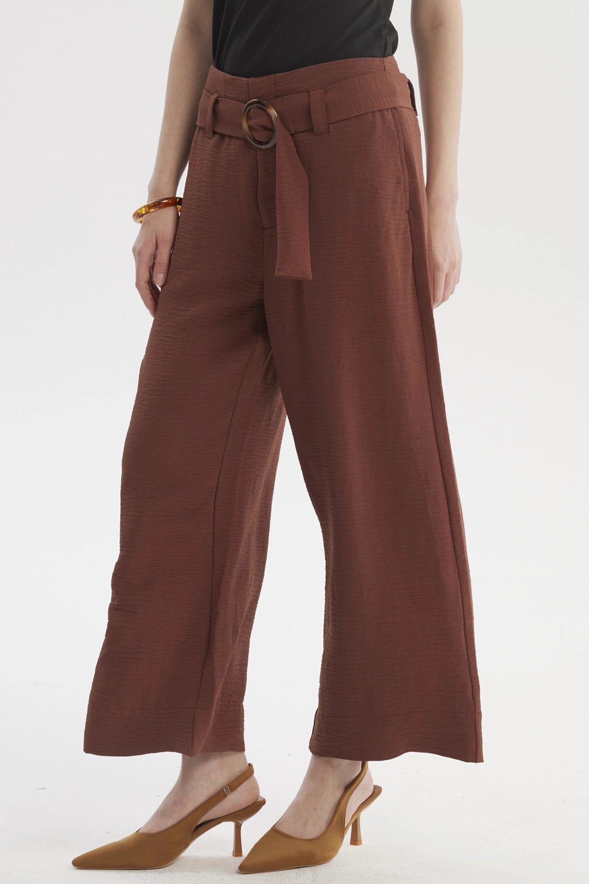 Pantalón palazzo café oscuro con cinturón y hebilla grande sin estampa estilo elegante y relajado para mujer