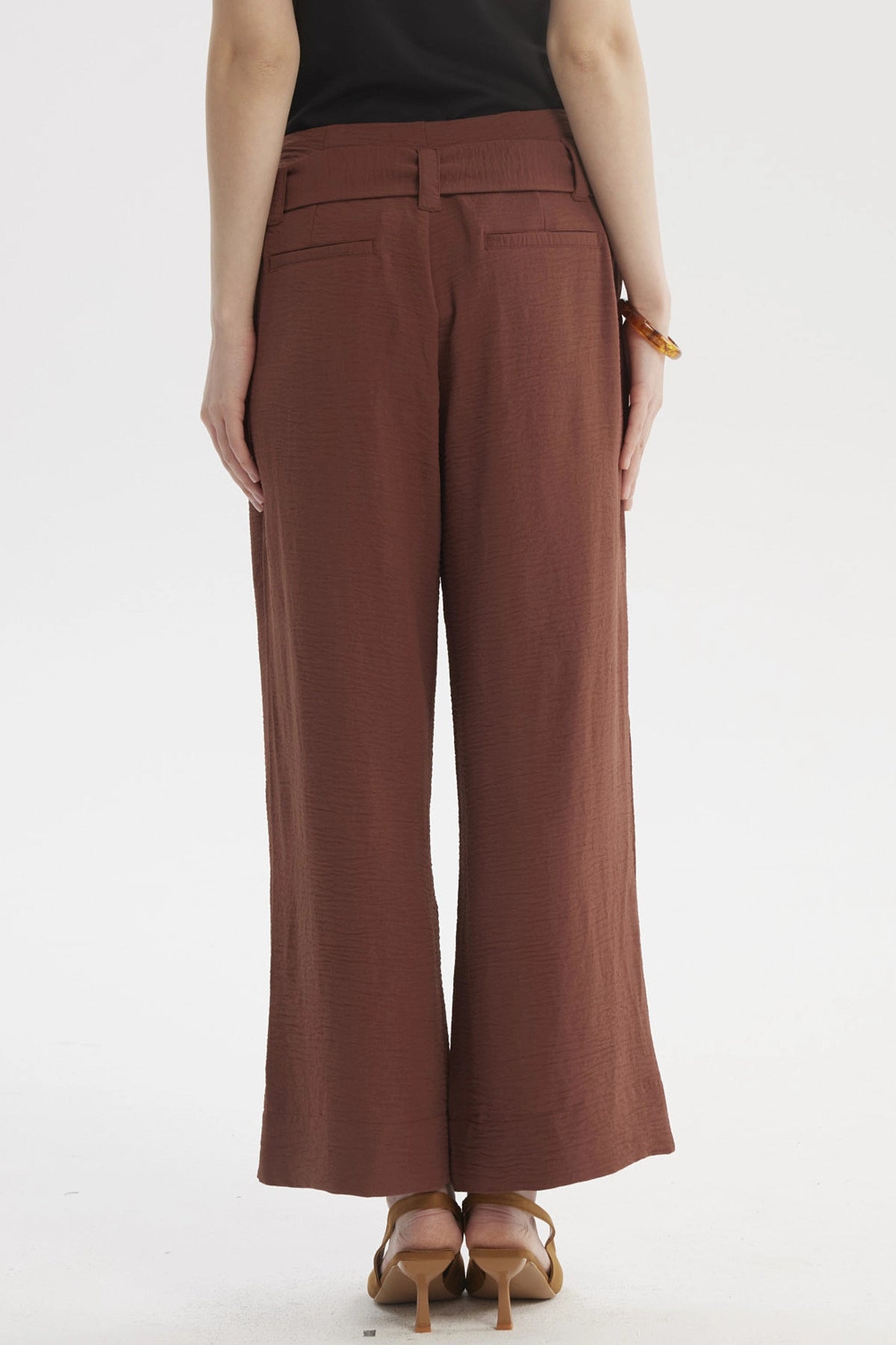 Pantalón palazzo café oscuro con cinturón y hebilla grande sin estampa estilo elegante y relajado para mujer