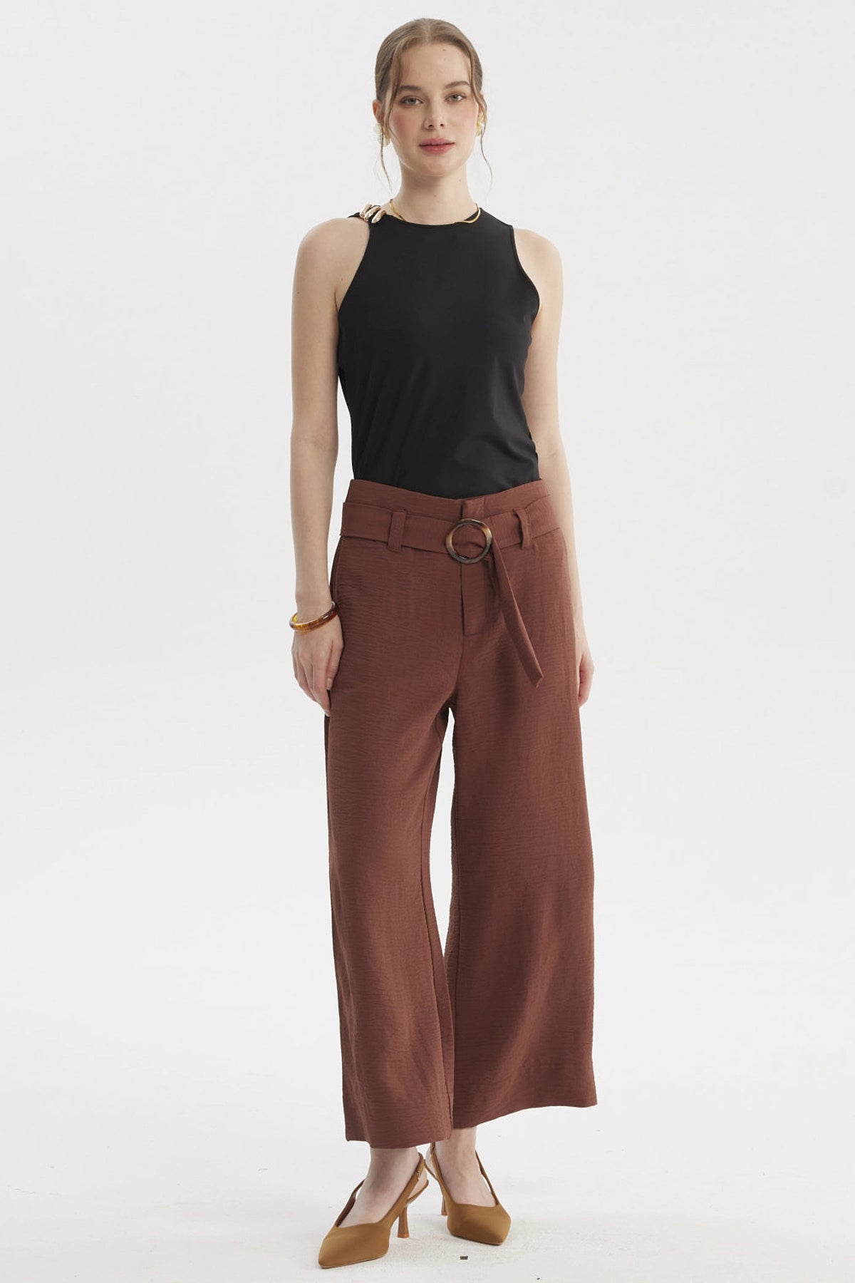 Pantalón palazzo café oscuro con cinturón y hebilla grande sin estampa estilo elegante y relajado para mujer