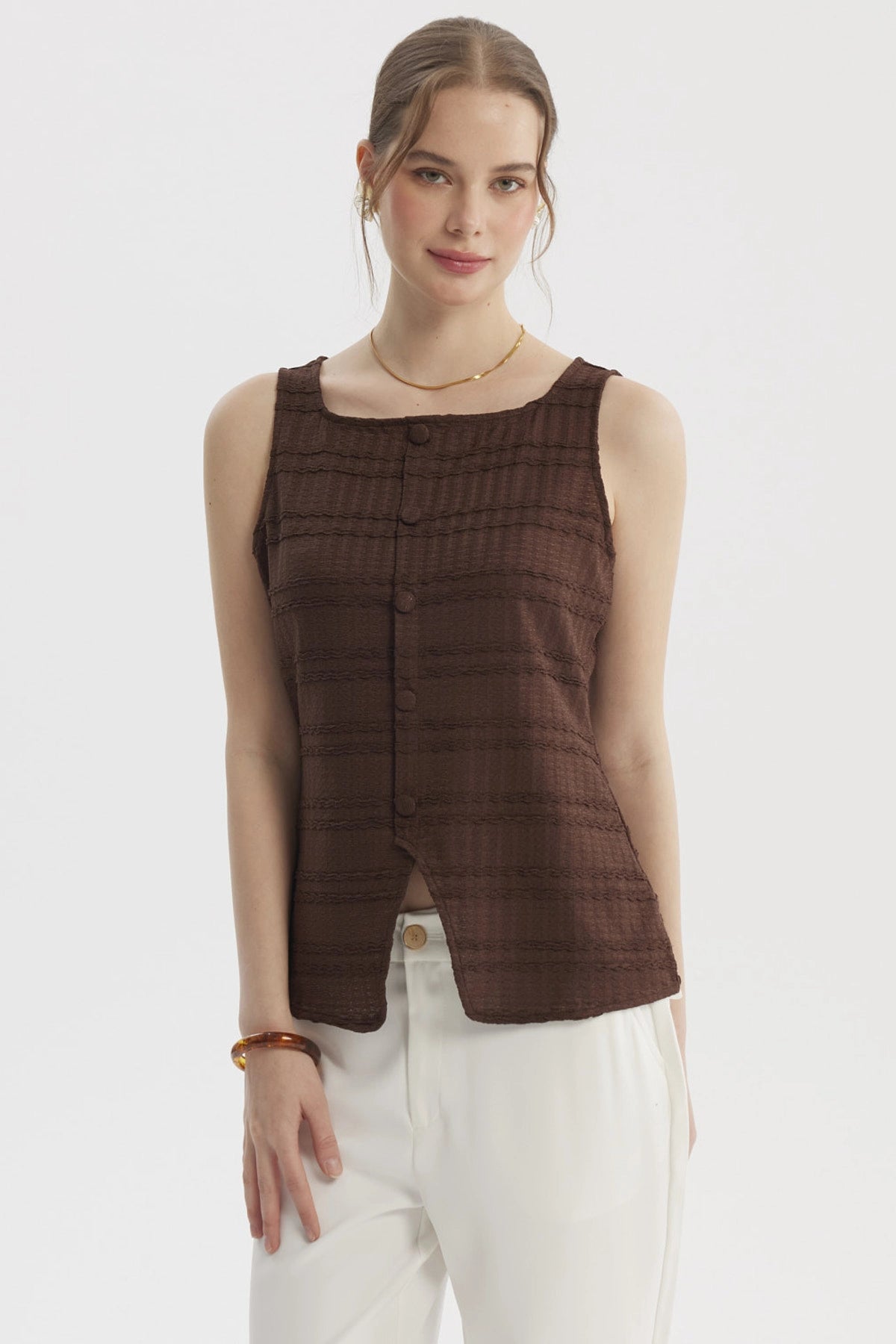 Polera mujer café de cuello cuadrado con botones al frente diseño de textura acanalada sin estampa lisa y elegante