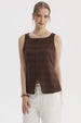 Polera mujer café de cuello cuadrado con botones al frente diseño de textura acanalada sin estampa lisa y elegante