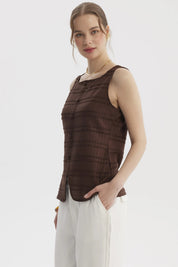 Polera mujer café de cuello cuadrado con botones al frente diseño de textura acanalada sin estampa lisa y elegante