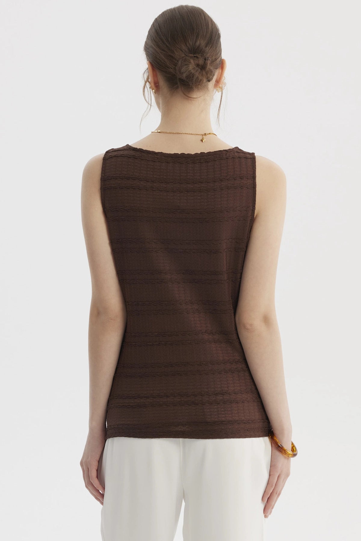 Polera mujer café de cuello cuadrado con botones al frente diseño de textura acanalada sin estampa lisa y elegante