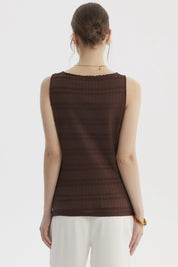 Polera mujer café de cuello cuadrado con botones al frente diseño de textura acanalada sin estampa lisa y elegante