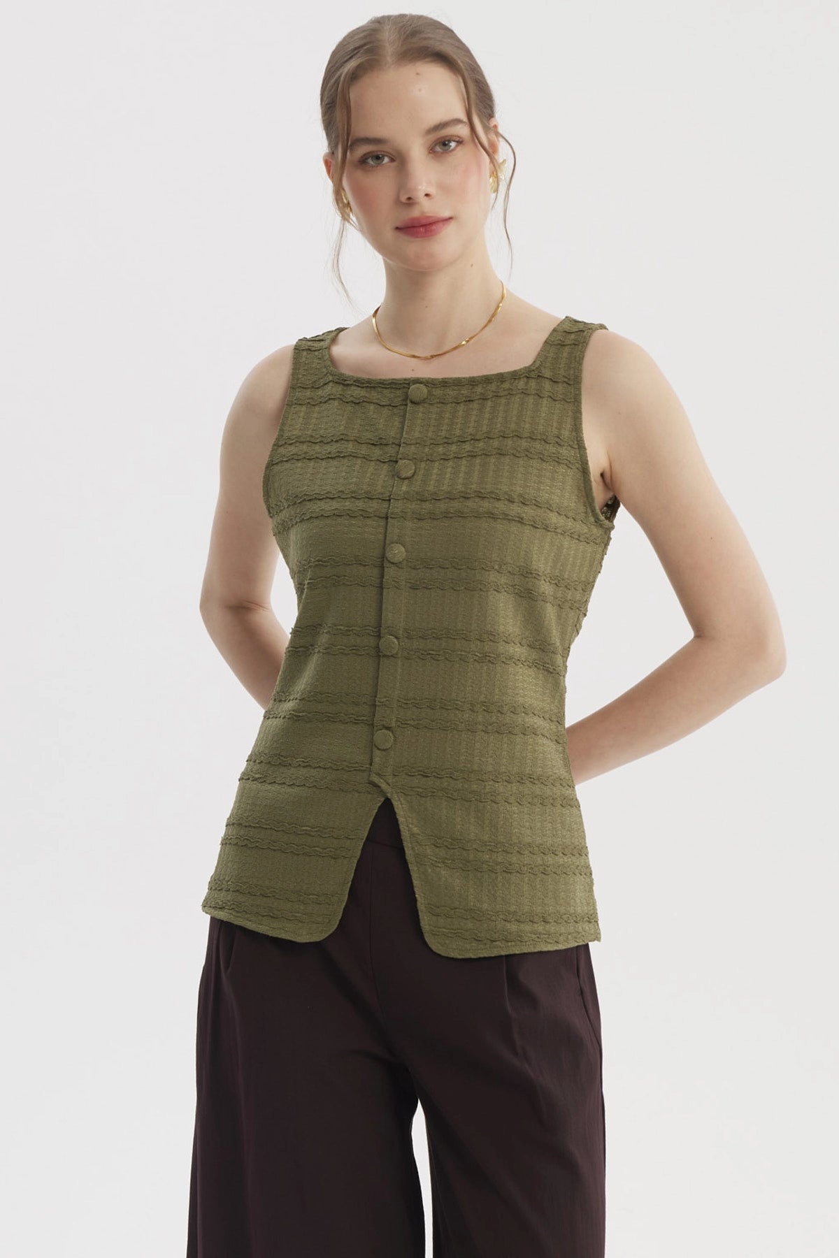 Polera mujer cuello cuadrado verde olivo con textura de líneas horizontales y botones frontales sin estampa lisa