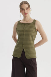 Polera mujer cuello cuadrado verde olivo con textura de líneas horizontales y botones frontales sin estampa lisa