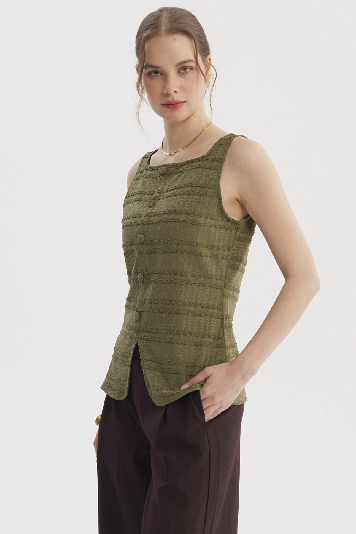 Polera mujer cuello cuadrado verde olivo con textura de líneas horizontales y botones frontales sin estampa lisa