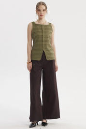 Polera mujer cuello cuadrado verde olivo con textura de líneas horizontales y botones frontales sin estampa lisa