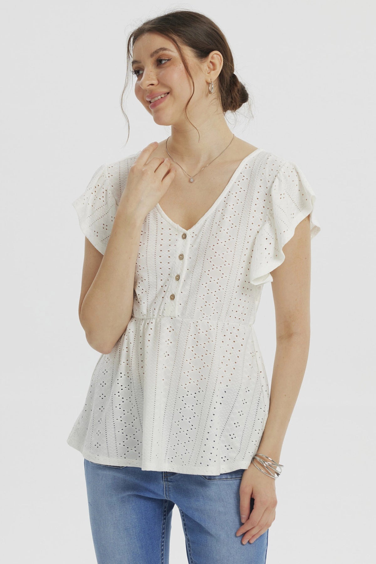 Polera mujer negra con botones en el frente prenda lisa ideal para un look casual y moderno