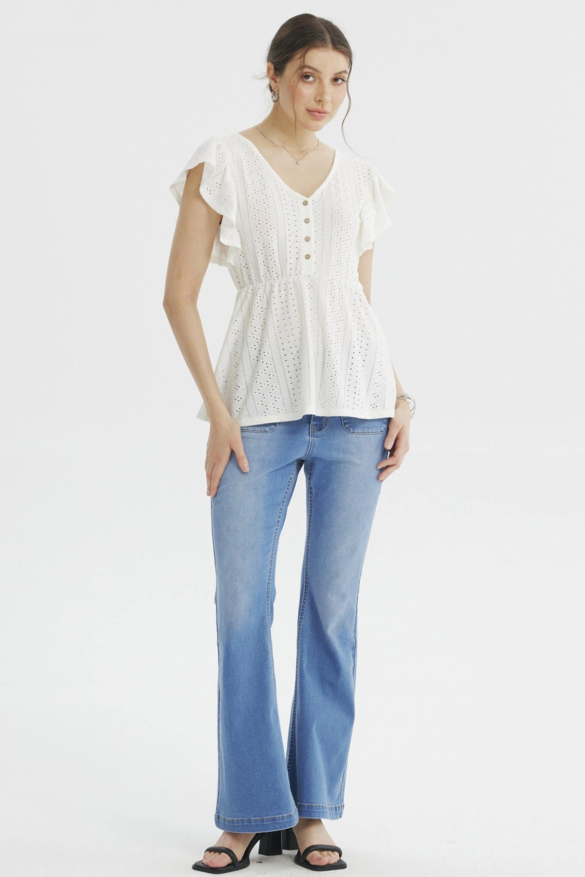 Polera mujer negra con botones en el frente prenda lisa ideal para un look casual y moderno