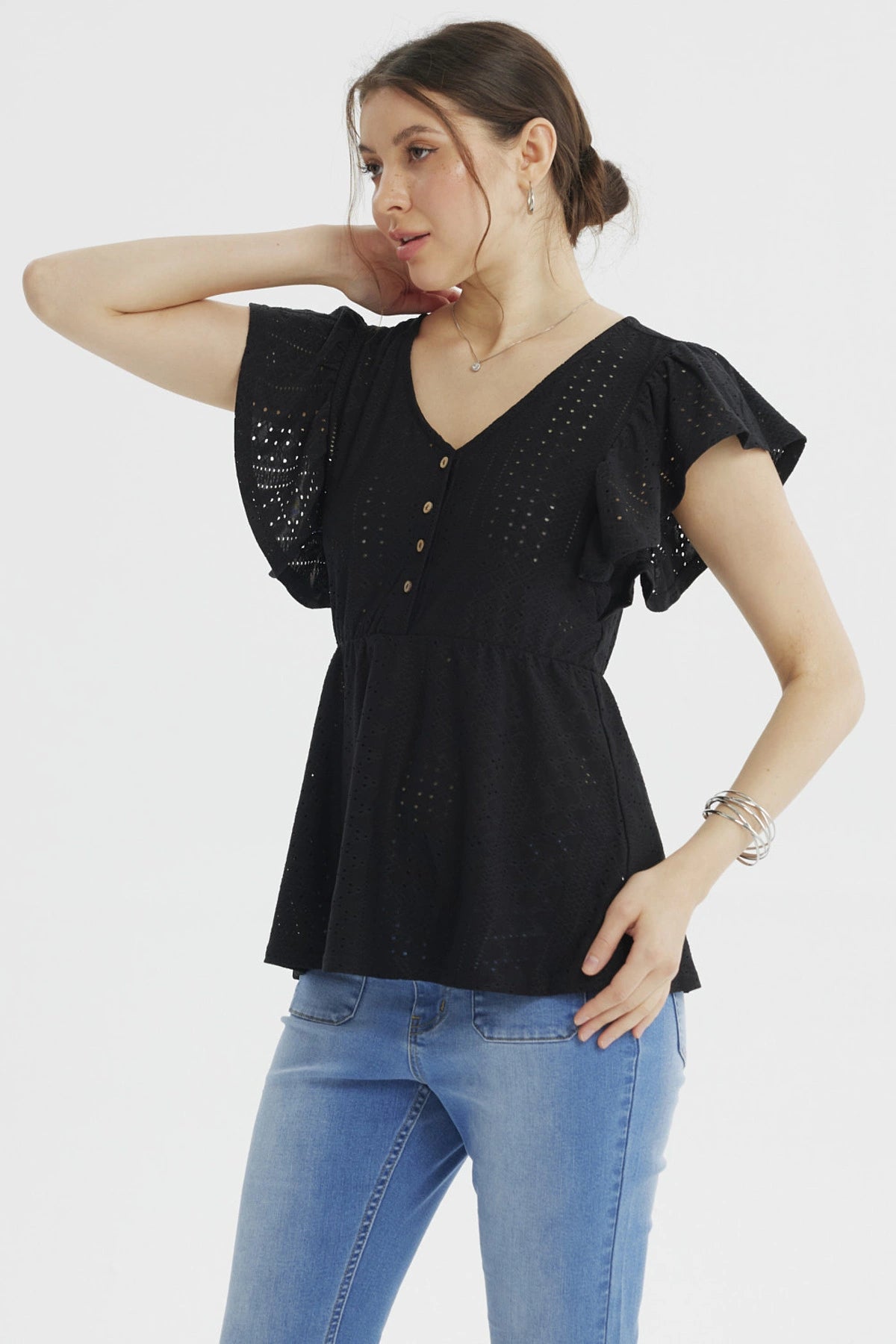 Polera mujer blanca con botones al frente y manga corta lisa elegante