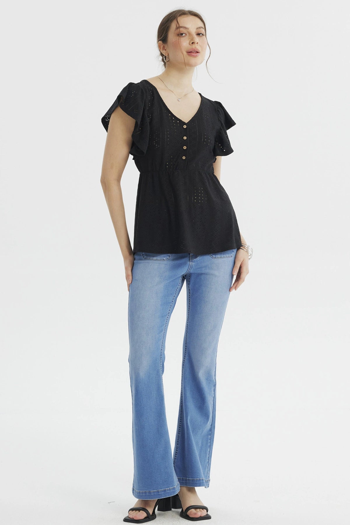 Polera mujer blanca con botones al frente y manga corta lisa elegante