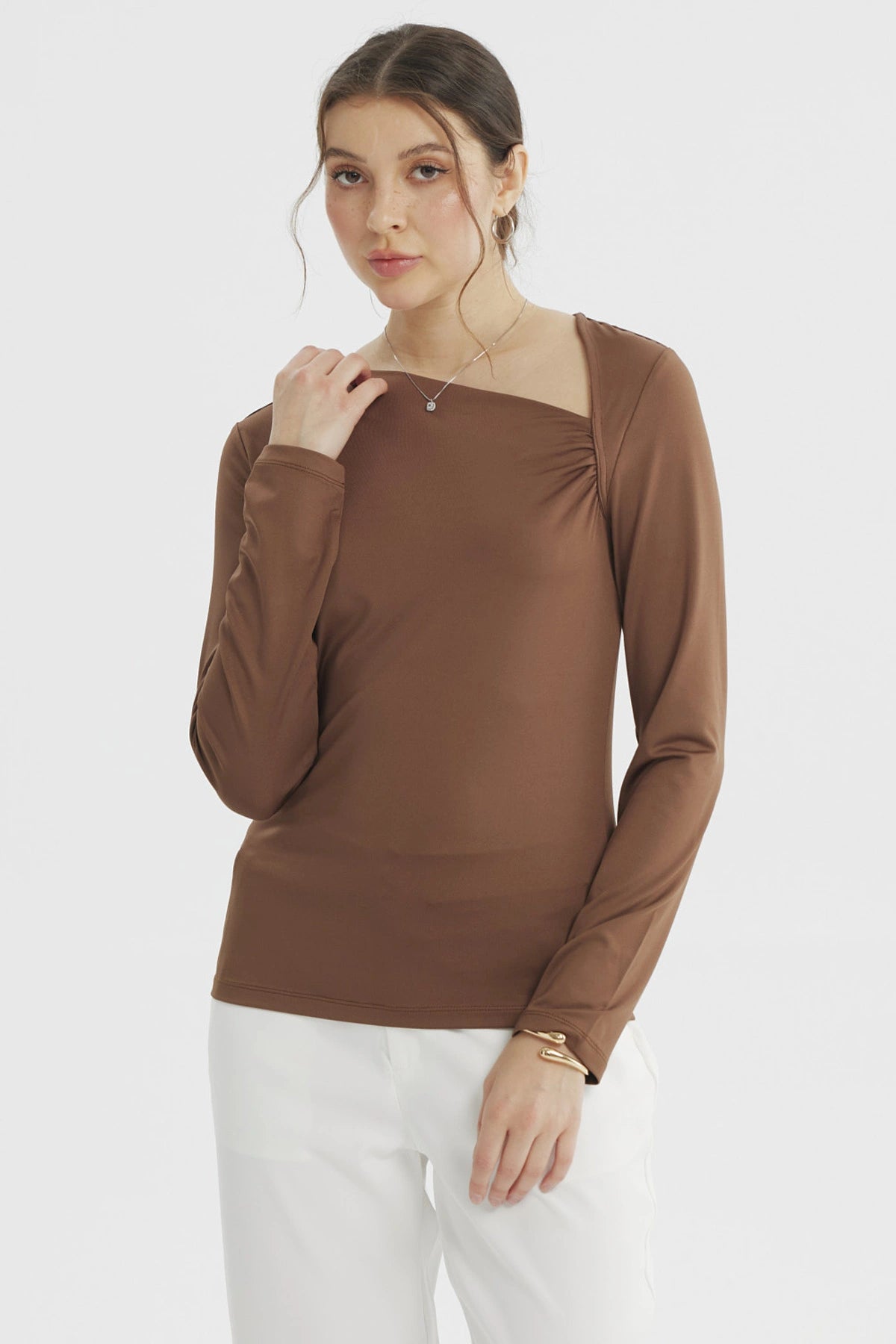Polera asimétrica café de manga larga lisa con detalle fruncido en el hombro derecho para mujer