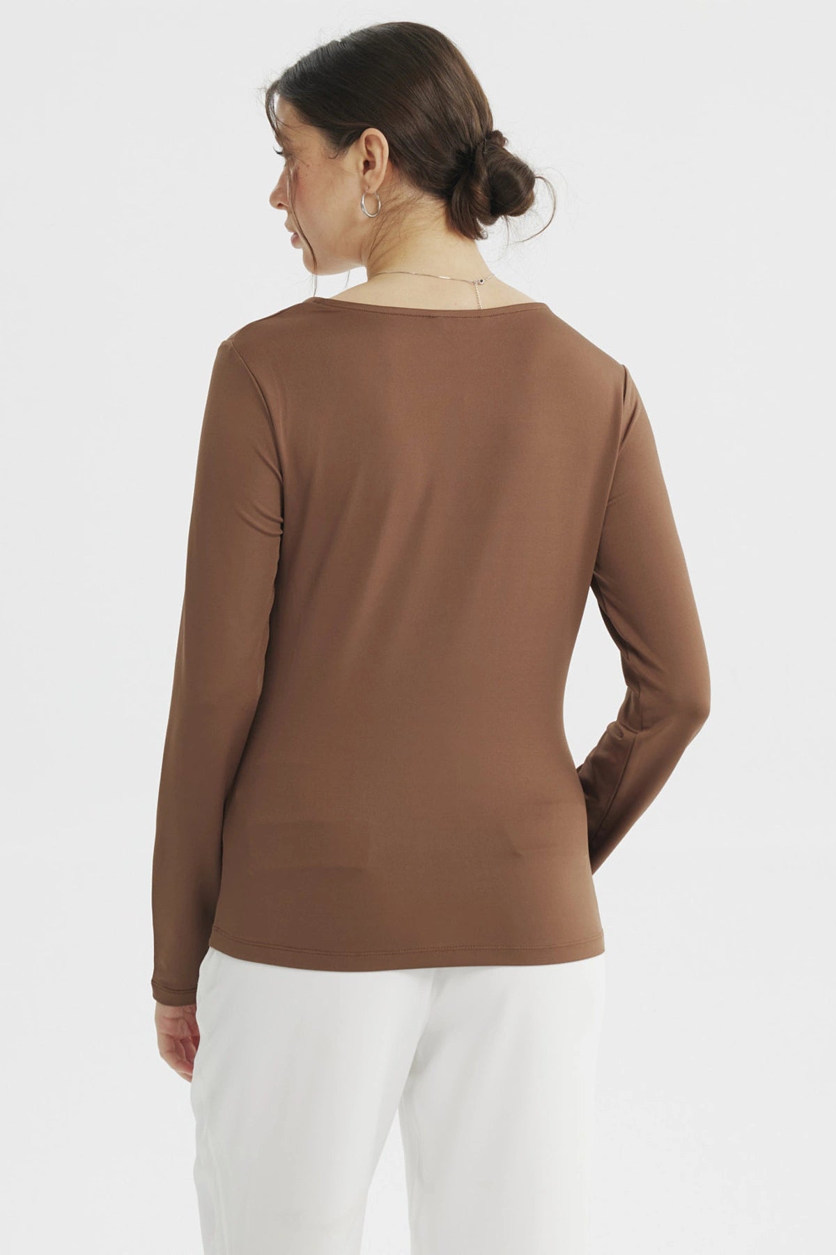 Polera asimétrica café de manga larga lisa con detalle fruncido en el hombro derecho para mujer
