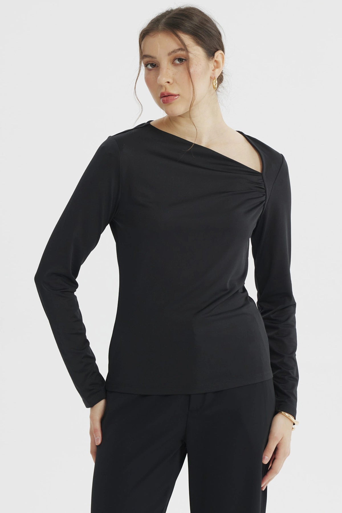 Polera asimétrica negra para mujer de manga larga sin estampa diseño liso elegante y moderno