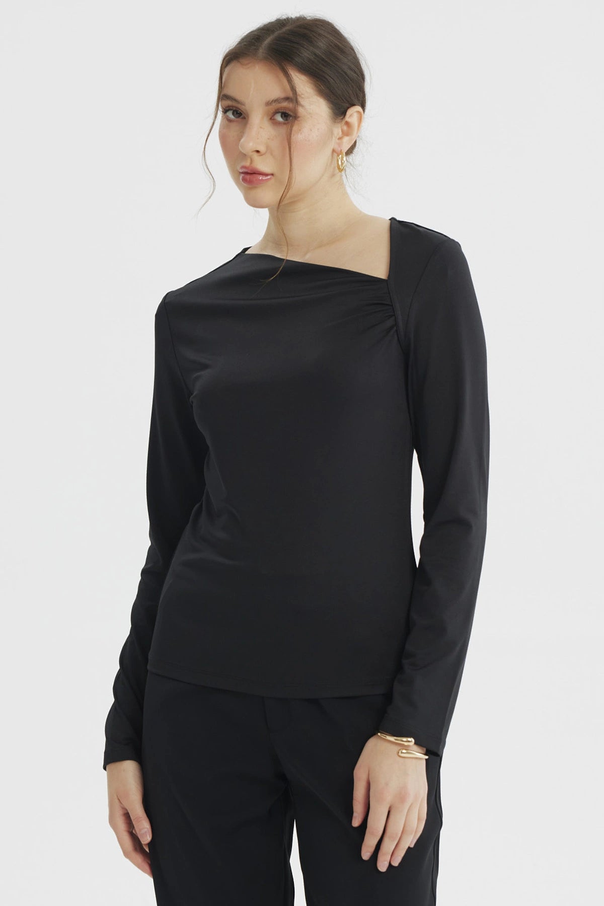 Polera asimétrica negra para mujer de manga larga sin estampa diseño liso elegante y moderno