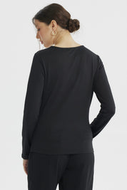 Polera asimétrica negra para mujer de manga larga sin estampa diseño liso elegante y moderno