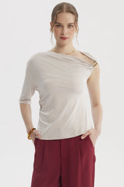 Polera asimétrica arena para mujer con detalle en el hombro y manga corta diseño liso elegante y moderno