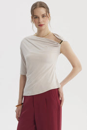 Polera asimétrica arena para mujer con detalle en el hombro y manga corta diseño liso elegante y moderno