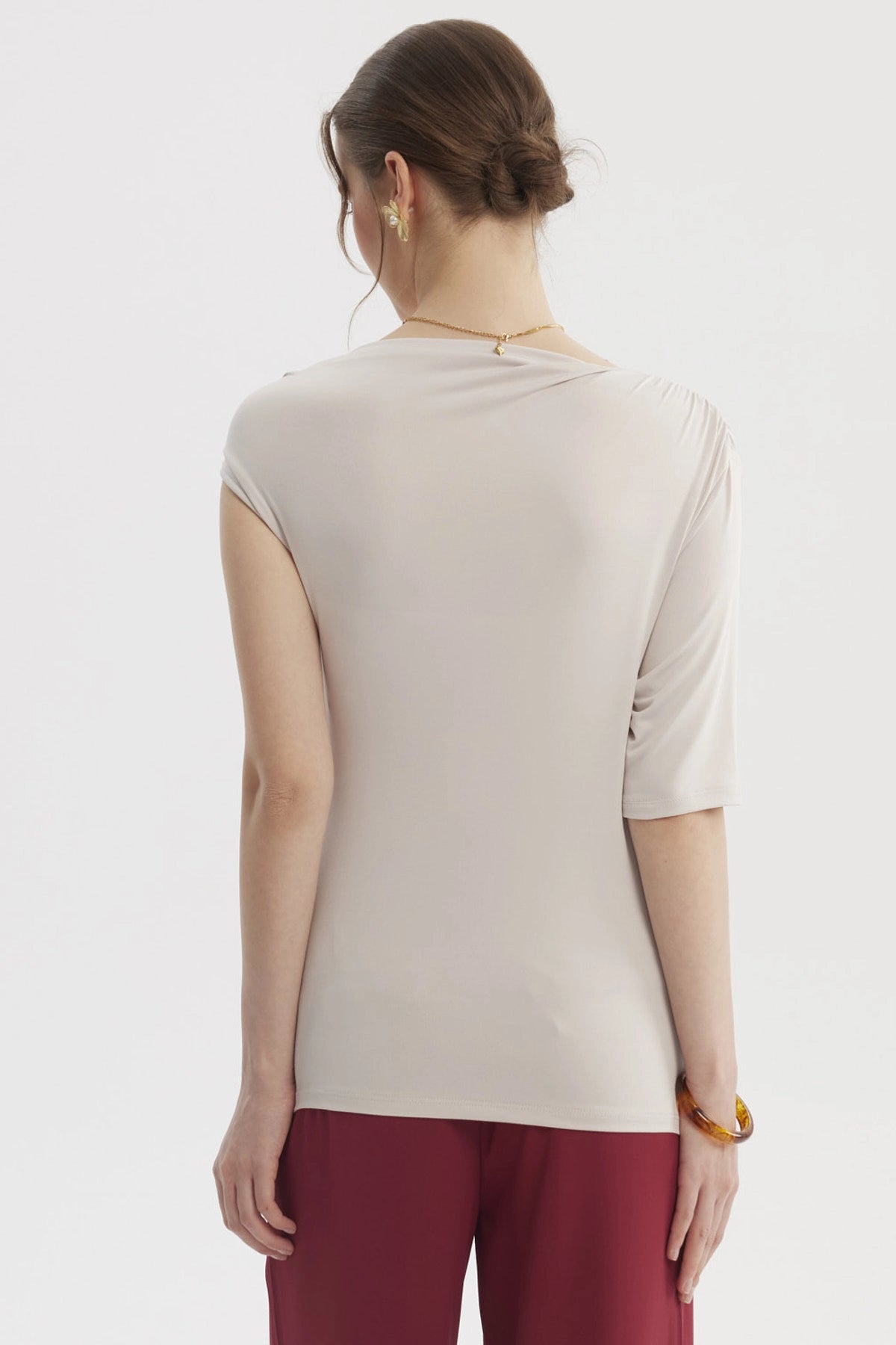 Polera asimétrica arena para mujer con detalle en el hombro y manga corta diseño liso elegante y moderno