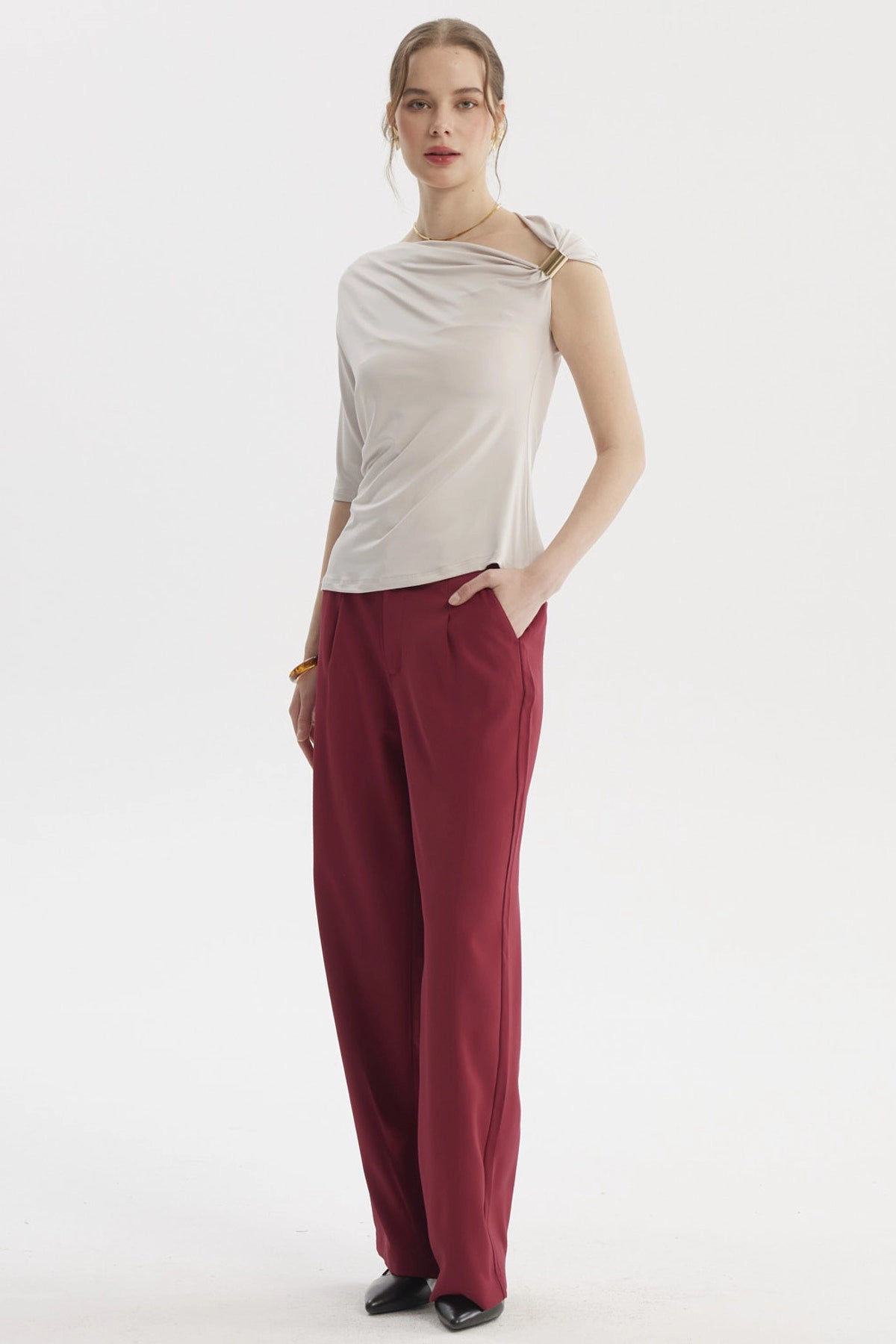 Polera asimétrica arena para mujer con detalle en el hombro y manga corta diseño liso elegante y moderno