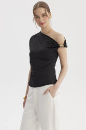 Polera asimétrica negra mujer con diseño liso sin estampa ideal para un look elegante y moderno