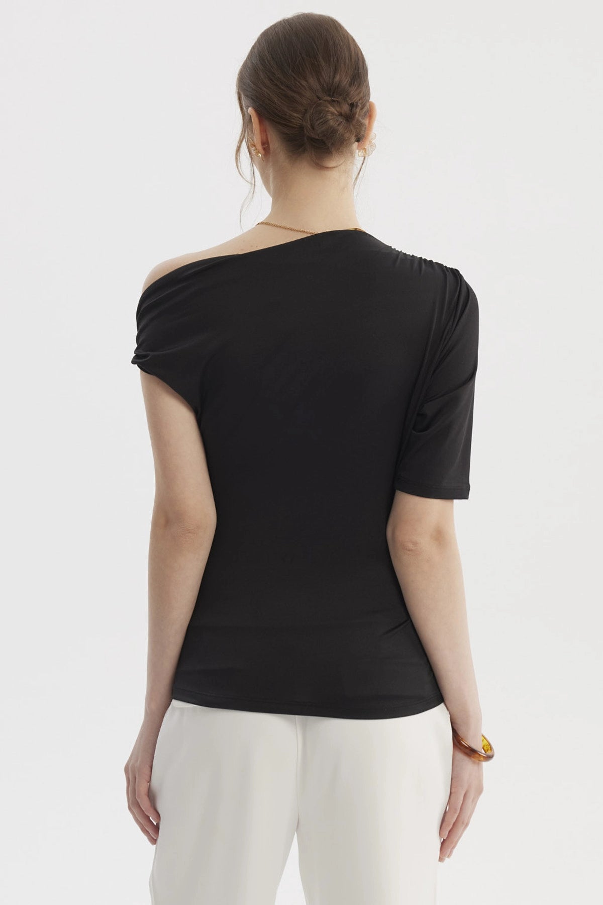 Polera asimétrica negra mujer con diseño liso sin estampa ideal para un look elegante y moderno