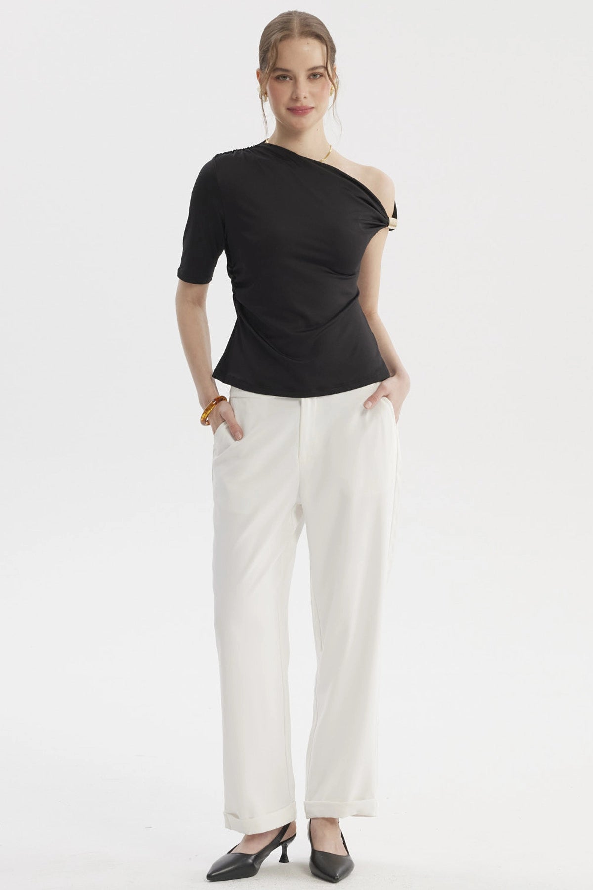 Polera asimétrica negra mujer con diseño liso sin estampa ideal para un look elegante y moderno