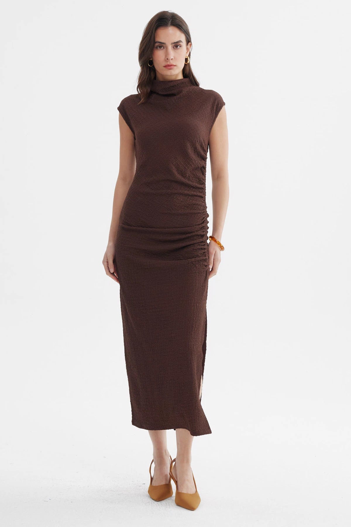 Vestido largo café de mujer sin mangas con textura arrugada ajuste ceñido y abertura lateral diseño liso