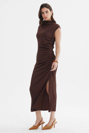 Vestido largo café de mujer sin mangas con textura arrugada ajuste ceñido y abertura lateral diseño liso