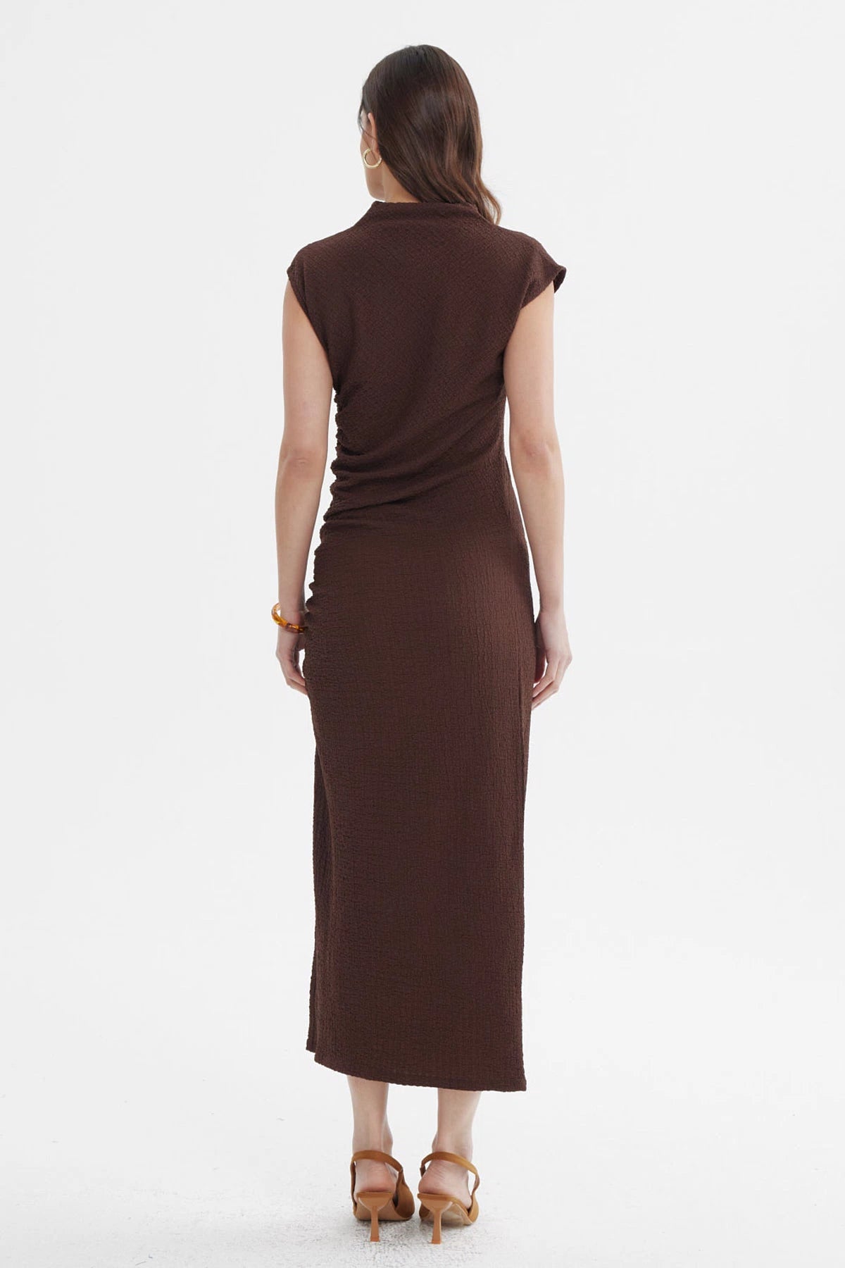 Vestido largo café de mujer sin mangas con textura arrugada ajuste ceñido y abertura lateral diseño liso